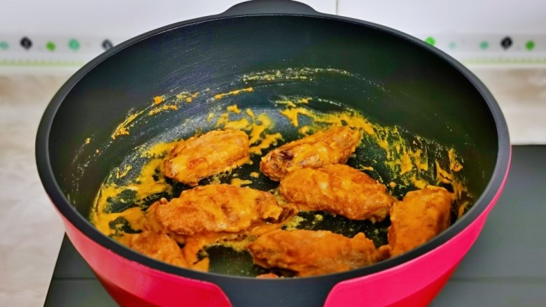蛋黄焗鸡翅,最后加入炸好的鸡翅，翻炒均匀，使每个鸡翅都裹上蛋黄酱即可。