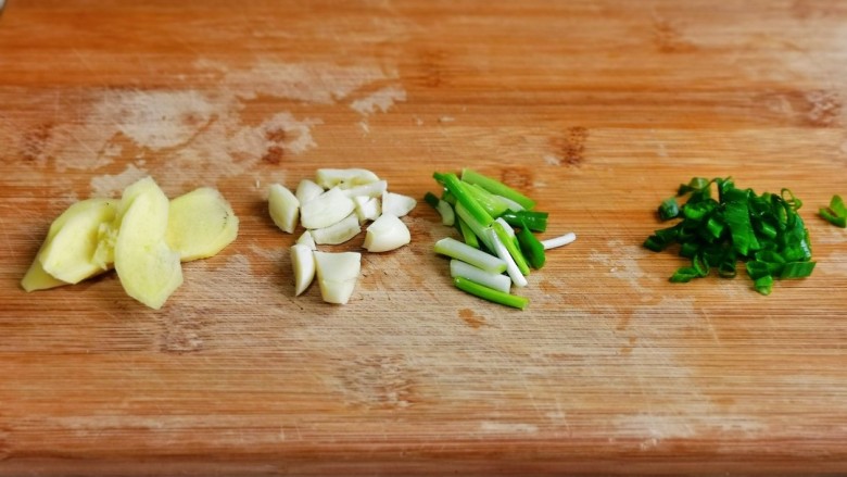酱鸭腿,葱姜蒜去皮切好，葱白与葱叶分开切。