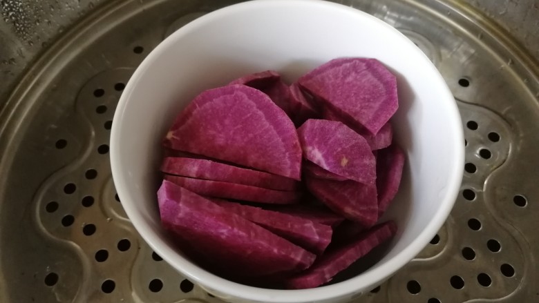 紫薯椰蓉球,上锅蒸10分钟。