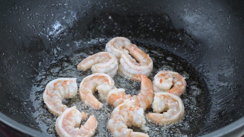 西葫芦炒虾仁,锅中倒适量食用油烧热，下入腌制好的虾仁翻炒变色盛出。