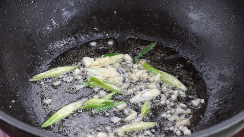 西葫芦炒虾仁,就着锅中的底油放入葱花和蒜末，小火炒出香味儿。