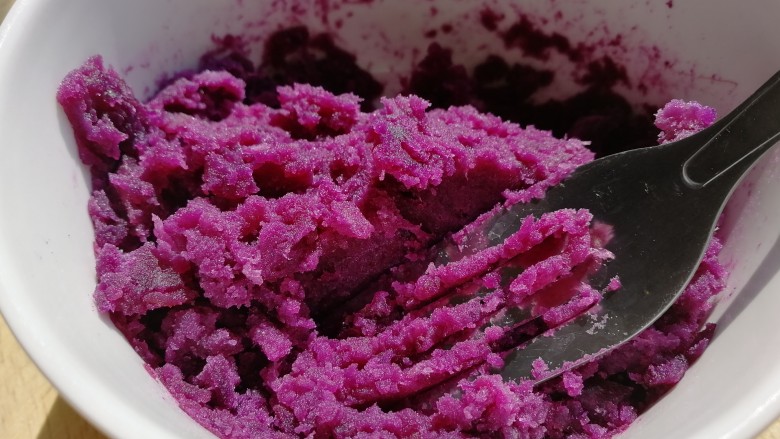 紫薯椰蓉球,趁热叉子压碎。
