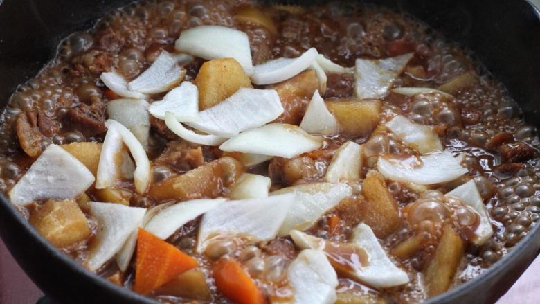 胡萝卜炖牛腩,待土豆胡萝卜软熟后根据自己的口味调入适量盐，把洋葱块扔进锅中。