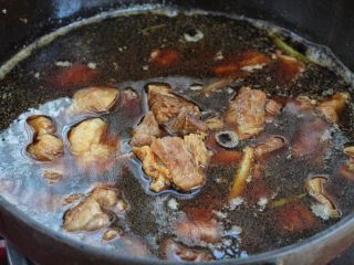 胡萝卜炖牛腩,添入足够量的热水没过牛腩，煮至沸腾后改小火炖煮约一个小时。