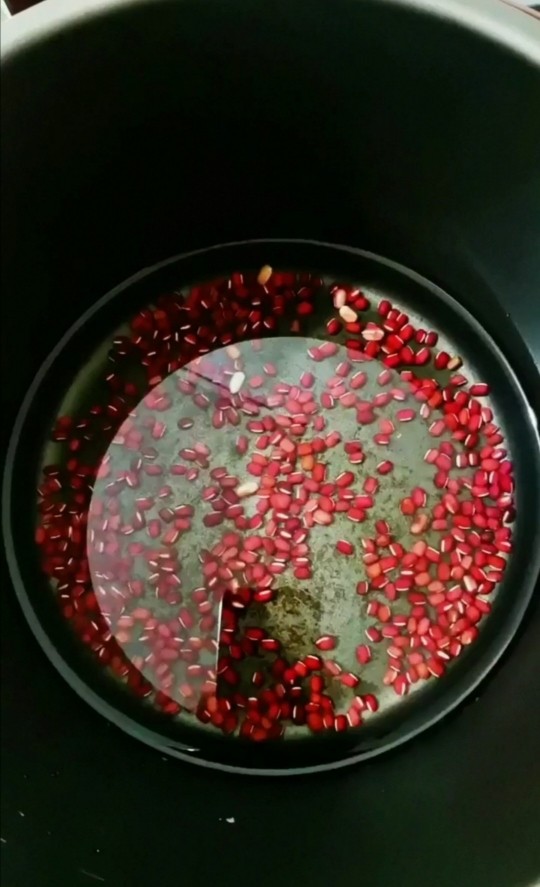 红小豆粥,把红小豆放入压力锅里