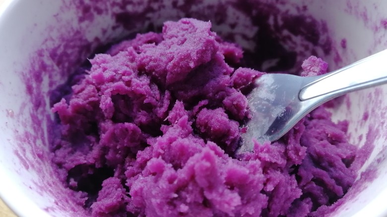 紫薯椰蓉球,拌匀。