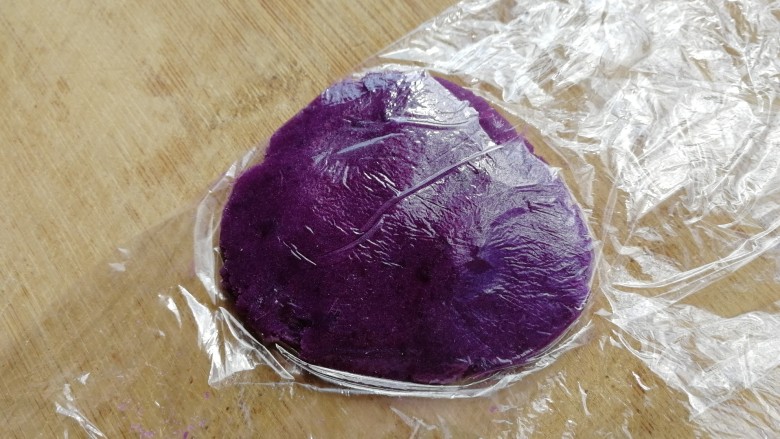 紫薯椰蓉球,压扁。
