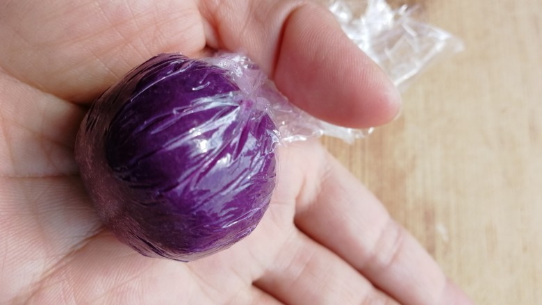 紫薯椰蓉球,用保鲜膜包裹起来，揉圆。