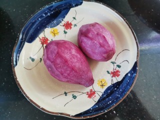 紫薯椰蓉球,紫薯去皮洗净