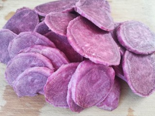紫薯椰蓉球,切成薄片
