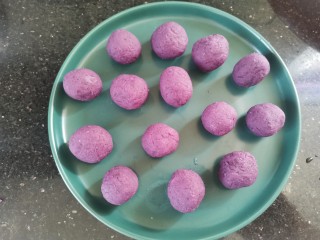紫薯椰蓉球,戴上一次性手套搓成小圆球