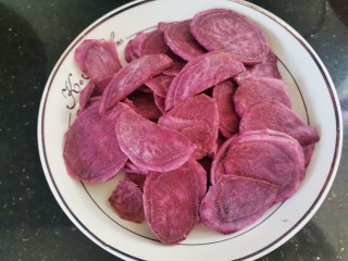 紫薯椰蓉球,装入盘中