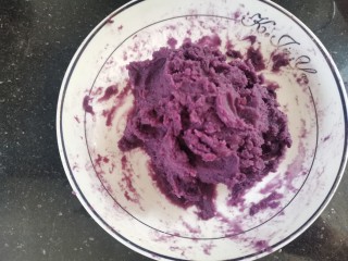 紫薯椰蓉球,压成泥，要压的细腻点
