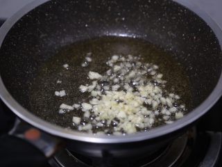 西葫芦炒虾仁,锅里再加入少许油，烧热后爆香蒜末
