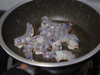 西葫芦炒虾仁,锅里倒入油，烧热后放虾仁