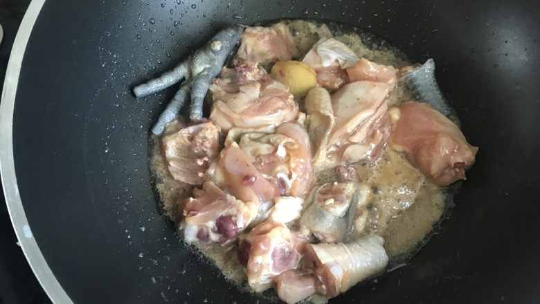 香菇滑鸡煲仔饭,起锅热油，下入鸡肉