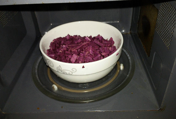 南瓜紫薯包,同样的方法，将紫薯丁放微波炉，高火叮12分钟