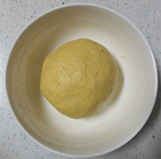 南瓜紫薯包,再分次加入清水揉成面团，我大约加了70克水