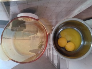 电饭煲蛋糕,蛋清蛋黄分离（装蛋清的盘子一定要擦干净，不能有一滴水，不然蛋白打不发）