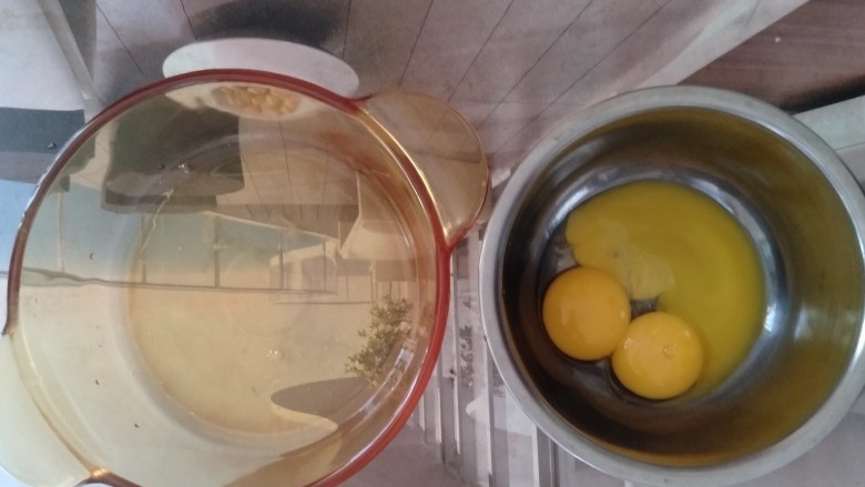 电饭煲蛋糕,蛋清蛋黄分离（装蛋清的盘子一定要擦干净，不能有一滴水，不然蛋白打不发）