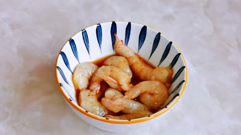 冬瓜炒虾仁,抓拌均匀，腌制10分钟。