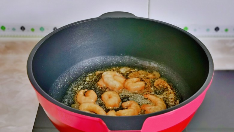 冬瓜炒虾仁,起油锅，加入腌制好的虾仁煸炒。