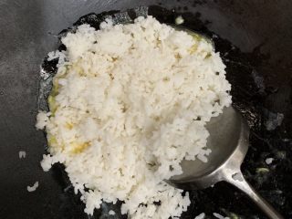 酱油炒饭,倒入米饭。