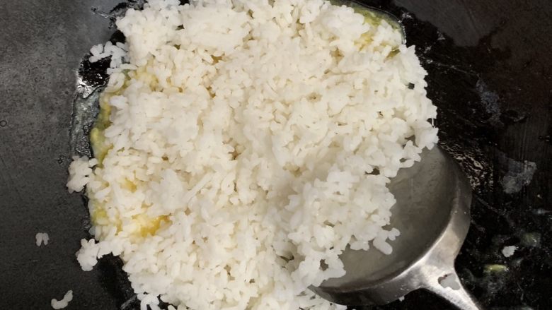 酱油炒饭,倒入米饭。
