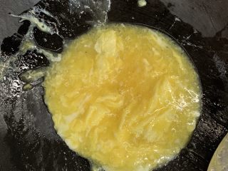 酱油炒饭,等到蛋液底部微微成形。