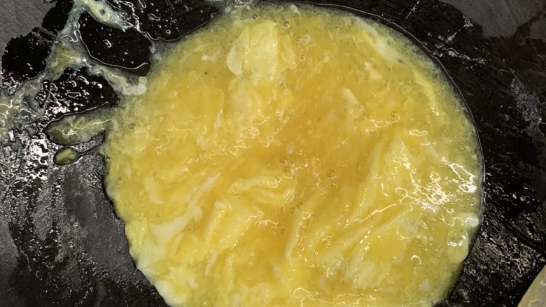 酱油炒饭,等到蛋液底部微微成形。