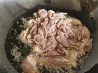 酱爆猪肝,炒锅烧热放油，倒入猪肝煸炒至变色后盛出备用。