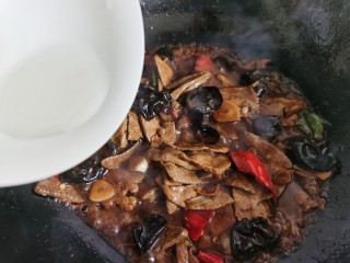 酱爆猪肝,最后加点水淀粉，快速翻炒出锅。加入猪肝后一定要大火爆炒，这样猪肝滑嫩不发硬。