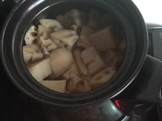 筒骨莲藕汤,盐不用太早放，在快要煲好的时候，再放盐调味。