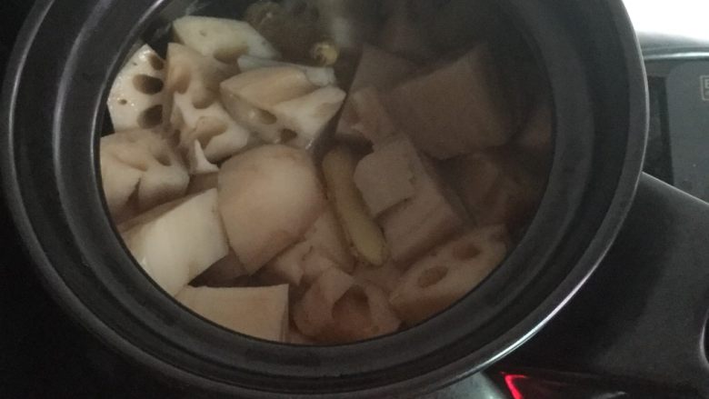 筒骨莲藕汤,盐不用太早放，在快要煲好的时候，再放盐调味。