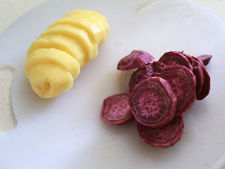 蓝莓土豆泥（芝士双薯泥）,把土豆和紫薯洗净削皮切片；