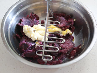 蓝莓土豆泥（芝士双薯泥）,取出紫薯放另一盆中加进剩下的芝士和黄油压成泥；