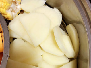 芝士焗土豆泥,将土豆、玉米放入蒸锅中蒸15-20分钟。