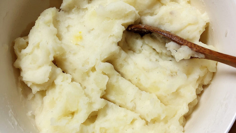芝士焗土豆泥,用勺将土豆压成土豆泥。