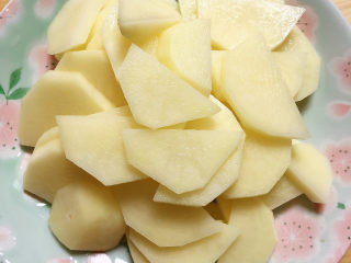 芝士焗土豆泥,将土豆切成小片儿。