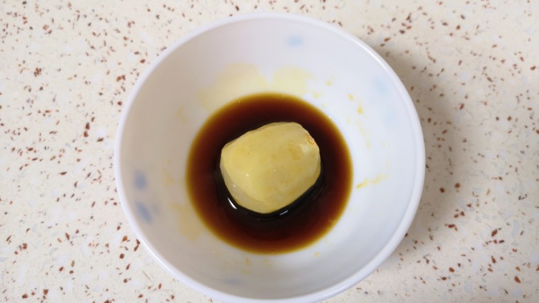 剁椒蒸芋头,放在调好的料汁里翻动沾满料汁。