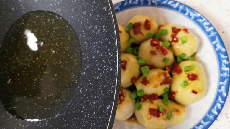剁椒蒸芋头,将热油浇在芋头仔上面。