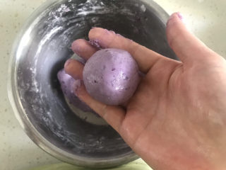 紫薯椰蓉球,用虎口慢慢收紧，收口捏紧，揉圆