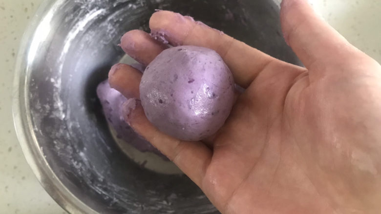紫薯椰蓉球,用虎口慢慢收紧，收口捏紧，揉圆