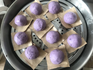 紫薯椰蓉球,垫上油纸，冷水上锅蒸15分钟（一共15分钟，到7分钟的时候水就已经烧开了）