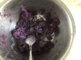 紫薯椰蓉球,加入适量牛奶