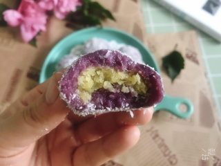 紫薯椰蓉球,咬一个，软糯香甜的紫薯皮，椰香浓郁的馅料，超好吃啦！喜欢的朋友可以试试。
