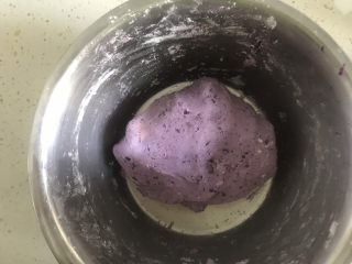 紫薯椰蓉球,用手揉成光滑的面团