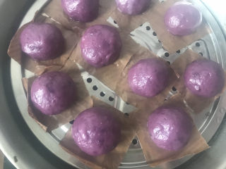 紫薯椰蓉球,蒸熟后开盖取出来
