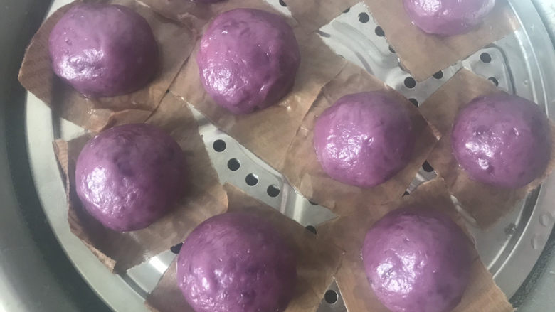 紫薯椰蓉球,蒸熟后开盖取出来