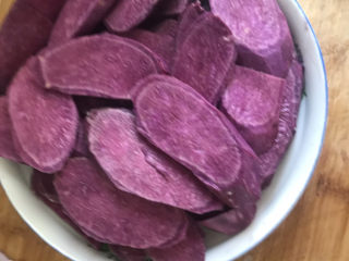 紫薯椰蓉球,紫薯去皮切片